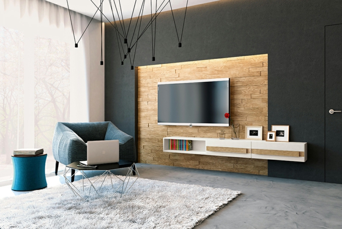 decoracion salon pequeño, sillon de un asiento en azul oscuro con alfombra de pelo gris clarita y televisor en la pared