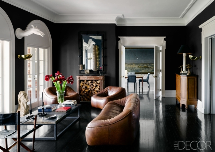 decoracion salon pequeño, sala de estar con sillon y sofa de cuero en color marron y mesa de cristal rectangular con jarron de flores
