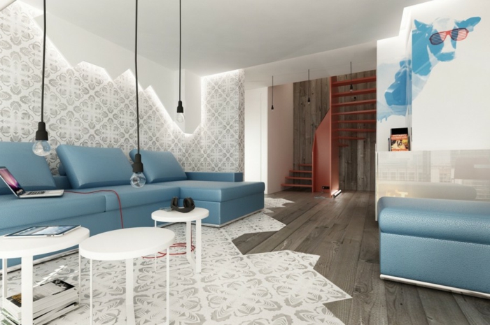 decoracion salon pequeño, sofa de cuero azul con mesas pequeñas redondas en blanco, paredes y sueo con figuras geometricas