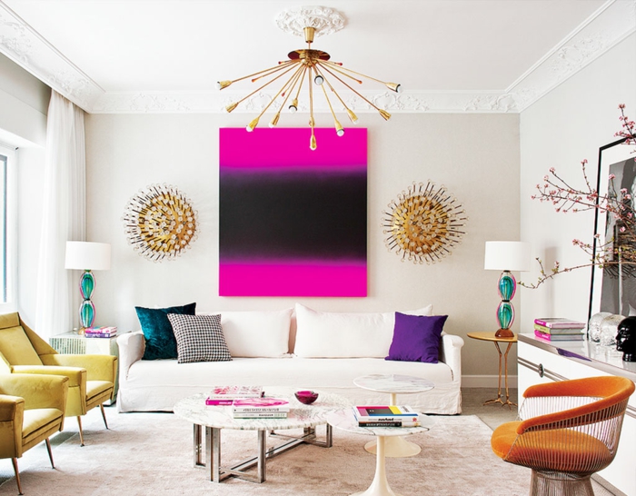 sofas pequeños, sala de estar con sofa blanco y triple asiento con cuadro grande en rosa y negro