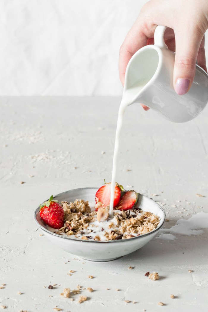 desayuno facil, rapido y sencillo, desayuno dieta con cereales, leche y fresas frescas, ideas que desayunar antes de correr 