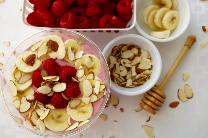 desayunos faciles y rapidos llenos de vitaminas, batido de frutas con frambuesas y nueces 