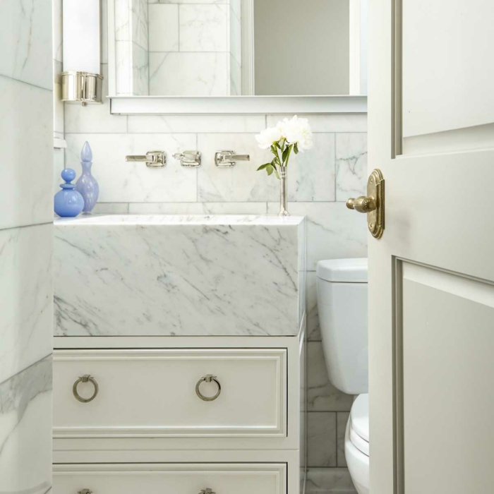 cuartos de baño fotos, baño pequeño decorado en blanco con grande espejo, decoracion de flores y armario de madera