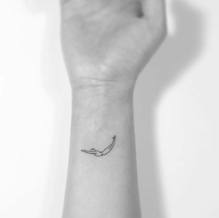 ideas de tatuajes pequeños mujer, tatuajes simbólico en el antebrazo, dibujo de hombre nadando