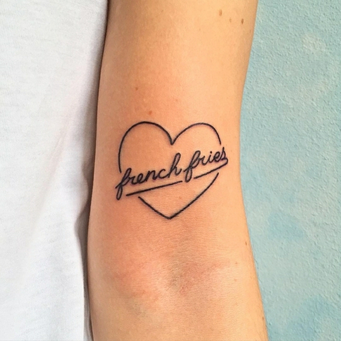 diseños de tatuajes en el brazo pequeños, dibujo de corazón con letras, ideas originales tatuajes 