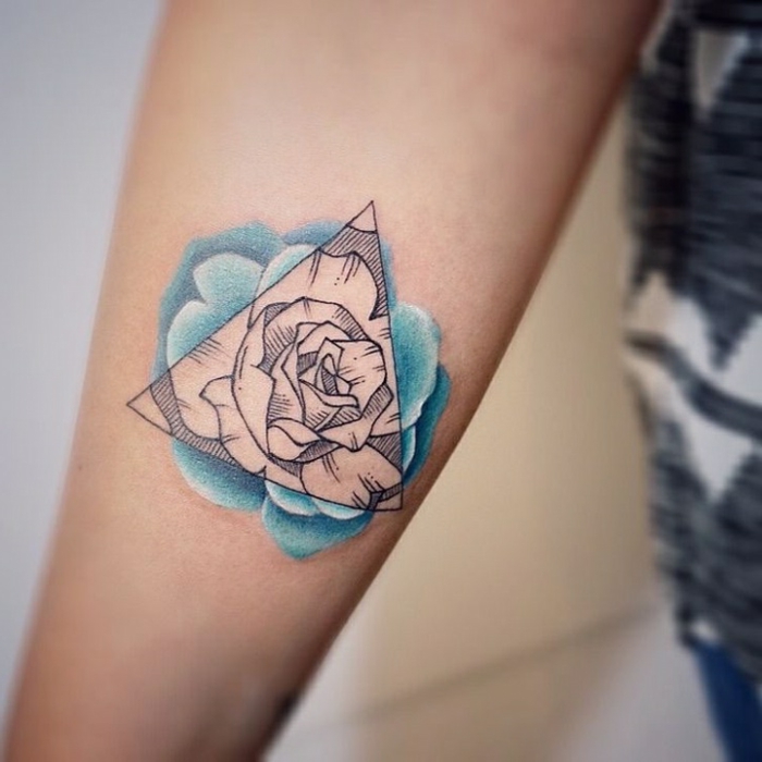ideas originales de tatuajes de triangulos, precioso tatuaje triángulo en el antebrazo con motivos florales 