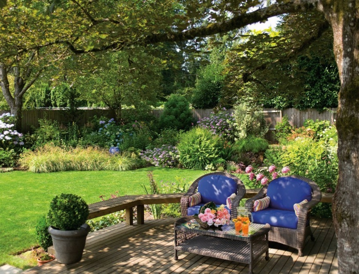 ideas para decorar jardines de diseño, rincón de relax con dos sillones modernos de ratan 