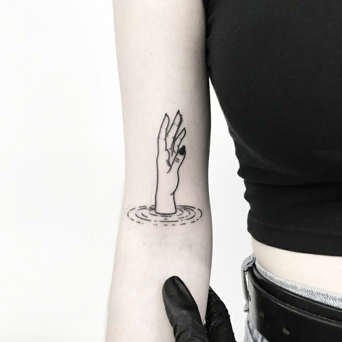diseños simbólicos para hombres y mujeres, tatuajes antebrazo mujer, dibujo de mano femenina