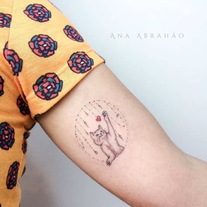 preciosos diseños tatuajes en el brazo pequeños, dibujo de gato con pequeños detalles tatuado en el brazo 