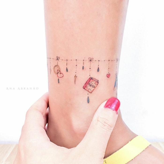 tatuajes pulseras en la pantorilla, tatuajes pequeños mujer, muchos detalles simbólicos 