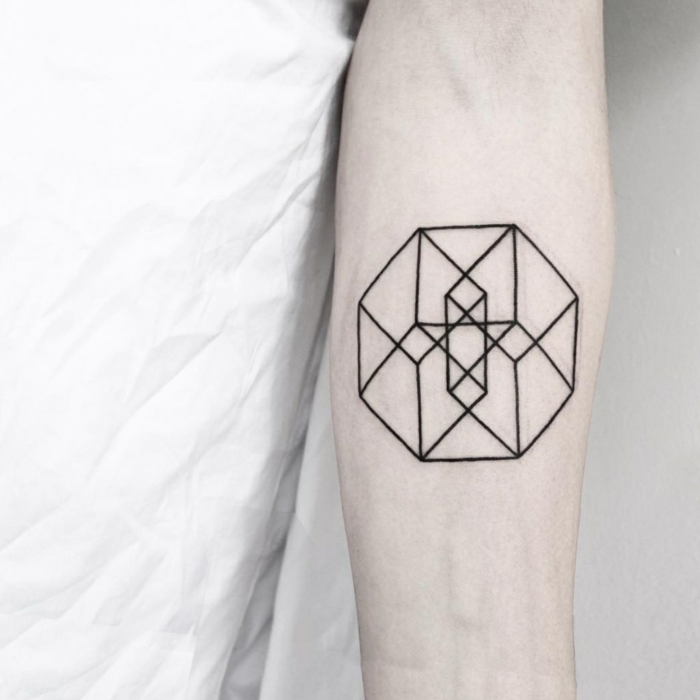 tatuaje geometrico en el antebrazo, ideas tatuaje circulo y cubo, diseños de tatuajes originales 