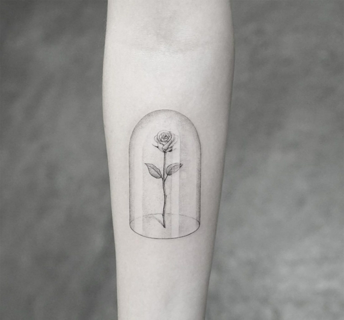 tatuajes antebrazo mujer, ideas de tatuajes simbólicos inspirados en los libros, tatuaje de rosa