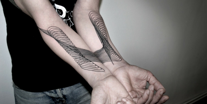 tatuajes de lineas super originales en los dos antebrazos, ideas de tatuajes geométricos de encanto 