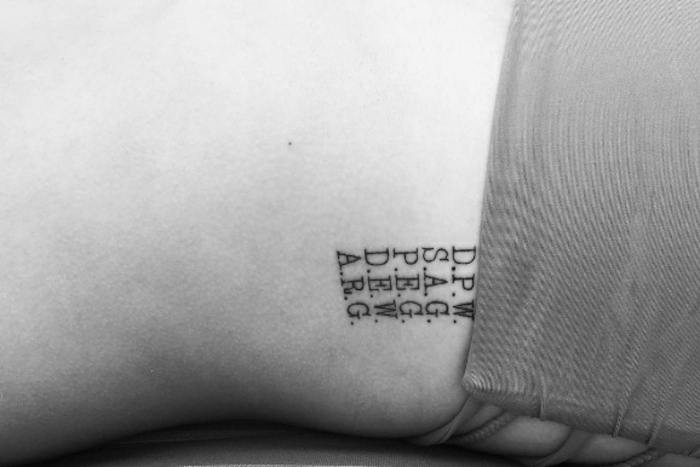 preciosas ideas de tatuajes pequeños mujer, tatuajes con letras simbólicos, tattoo en el costado 
