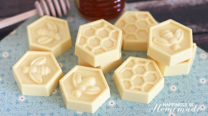 como hacer jabones artesanales de forma original, jabones naturales decorativos con dibujos de abejas 