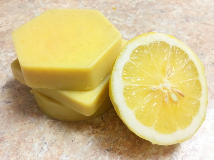 como hacer jabones artesanales orgánicos con aroma natural, jabón de forma original hecho con limón