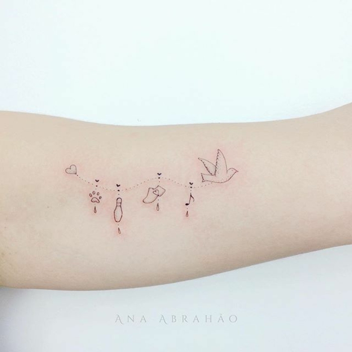 tatuajes pequeños con significado, precioso tatuaje simbólico en el brazo, pequeños detalle ave en pleno vuelo 