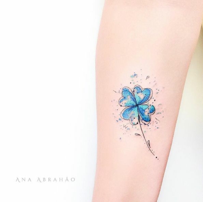 ideas de tatuajes pequeños y bonitos, trebol con cuatro hojas pintado en azul, tatuajes originales mujer 