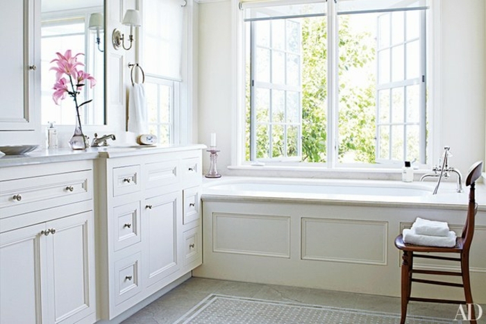 cuartos de baño fotos, precioso baño decorado en estilo clásico con muebles de madera, grande espejo y decoración de flores 