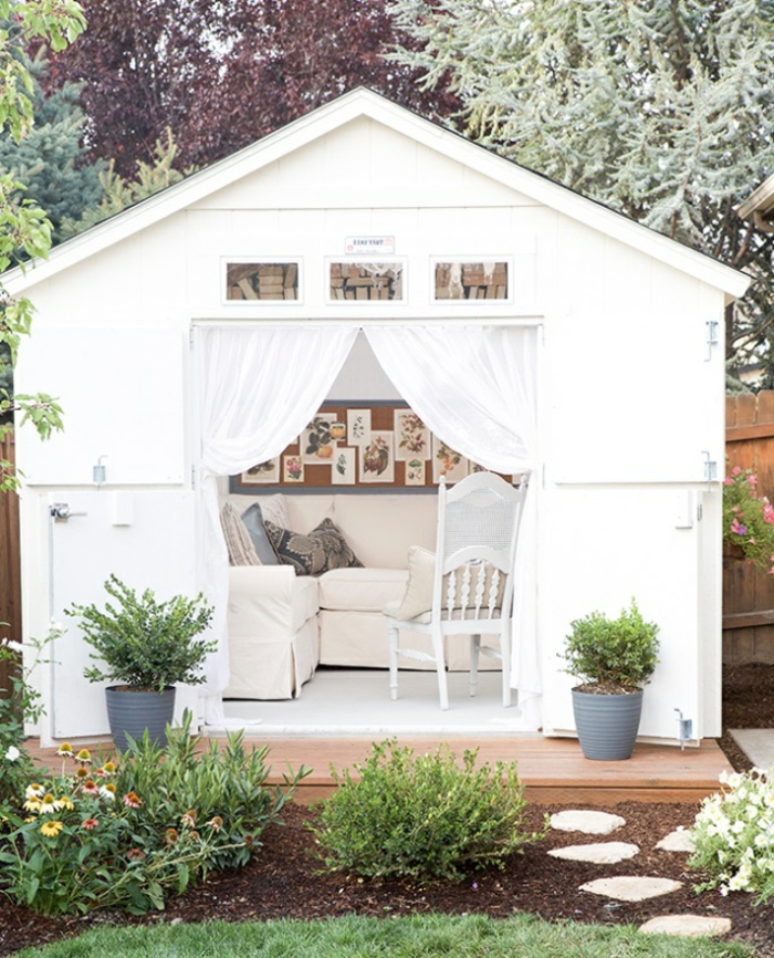 ideas para decorar jardines modernos, pequeña casa de verano amueblada en colores claros 