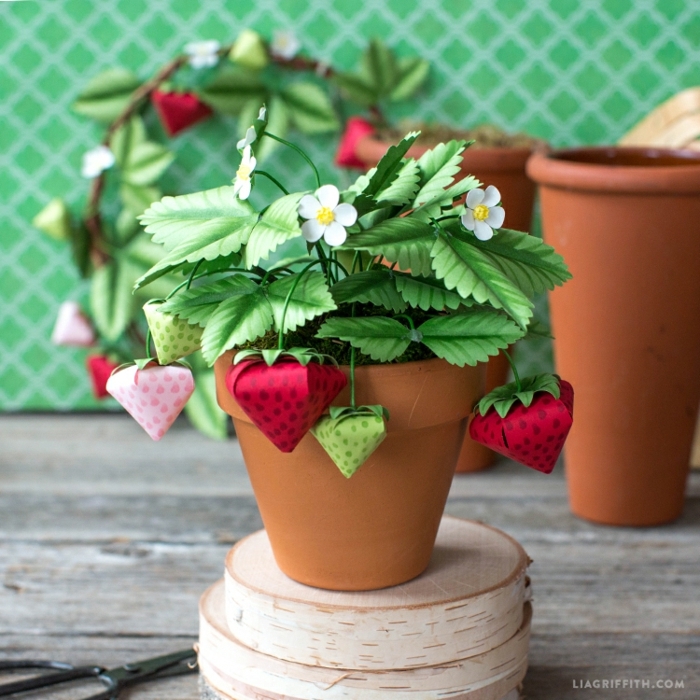 ideas de manualidades con cartulina y papel, fresas y flores hechas de papel DIY, decoración original para la casa 