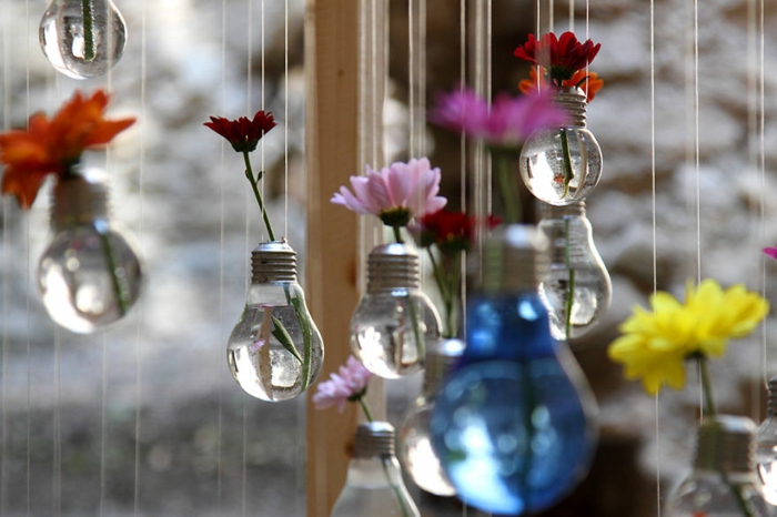 ideas de manualidades decoracion, bombillas colgantes decorativas con agua, preciosas ideas de proyectos decorativos DIY 