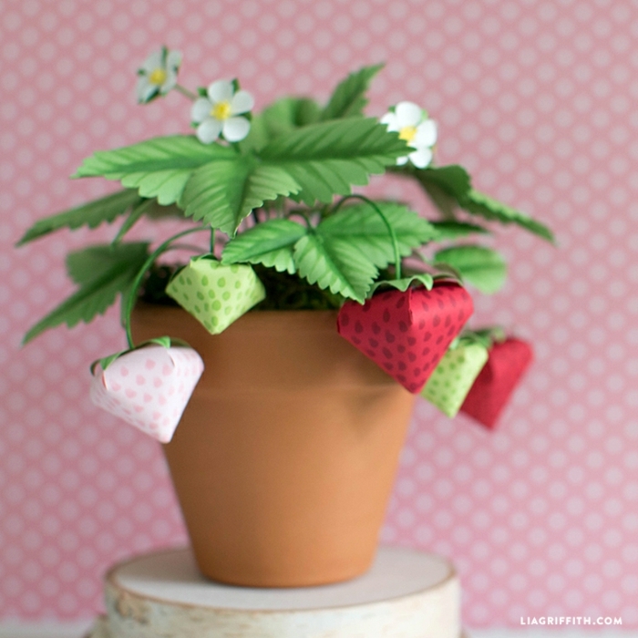 manualidades decoracion ideas super originales, fresas hechas de papel reciclada, proyectos DIY para pequeños y adultos