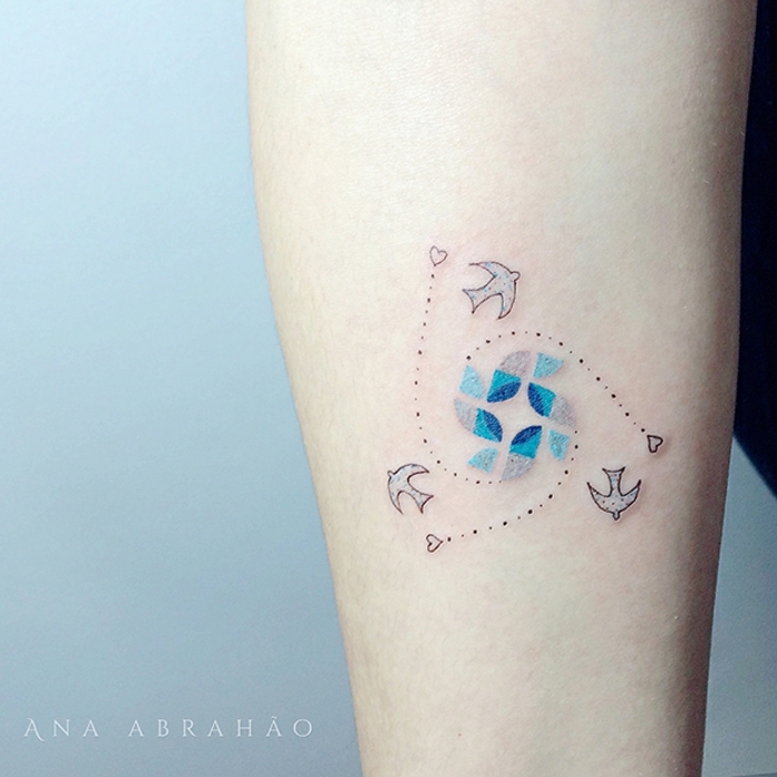 tatuajes pequeños y bonitos con aves, aves en pleno vuelo, detalles coloridos, pequeños detalles tatuados en el antebrazo 