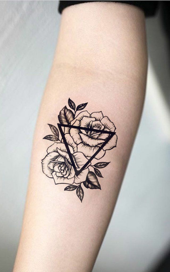diseños de tatuajes simbolicos con triángulos y flores, tatuaje con mensaje tatuado en el antebrazo 