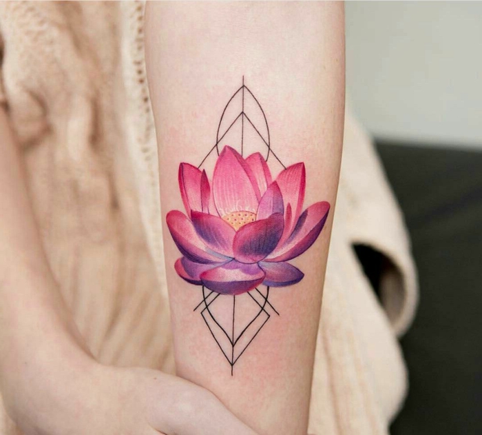 ideas de tattoos geométricos con flores, simbolo triangulo, flor de loto en color rosado 