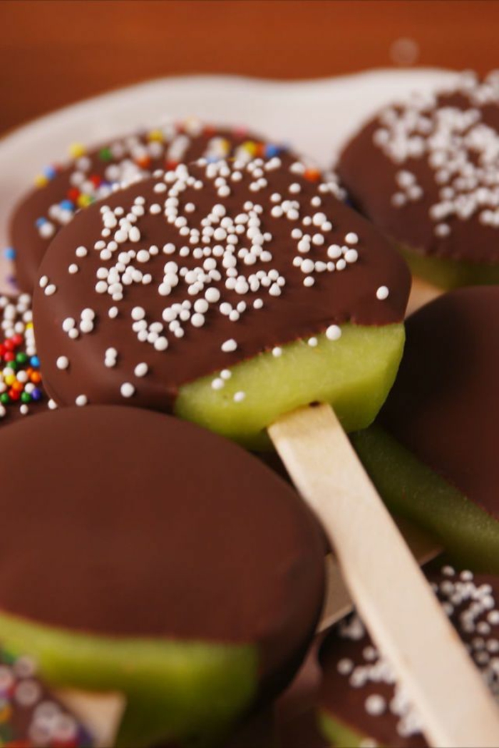postres faciles para impresionar a tus pequeños, palillos con kiwi, chocolate derretido y azucar, fotos de comidas dulces