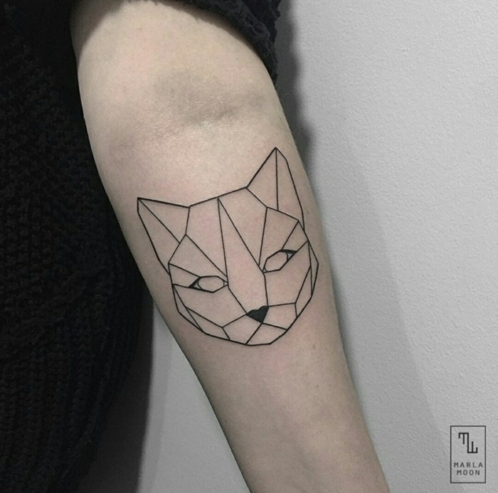 gato en diseño geométrico tatuado en el antebrazo, simbolo triangulo, ideas de tatuajes con significado 