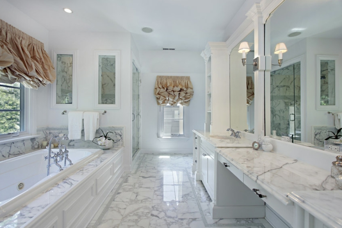 decoracion cuartos de baño estilo vintage, suelo de mármol, luces empotradas y cortinas originales en beige 