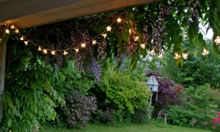 ideas para decorar jardines modernos, pergola decorada con guirnalda de luces, ideas para espacios pequeños 