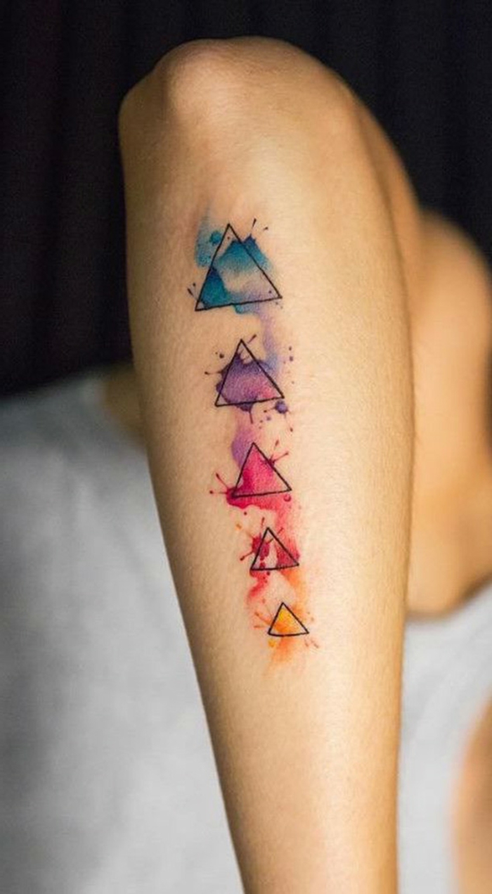 tattoos pequeños simbólicos con figuras geométricas, triángulos de diferente tamaño y color 