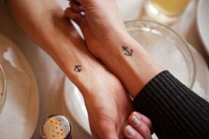 tatuajes pequeños con significado para amigas, ideas de tatuajes para hermanas, anclas tatuadas en las muñecas