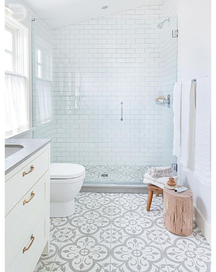 decoración aseos pequeños en blanco con azulejos ornamentales motivos florales, ideas decoración baños modernos