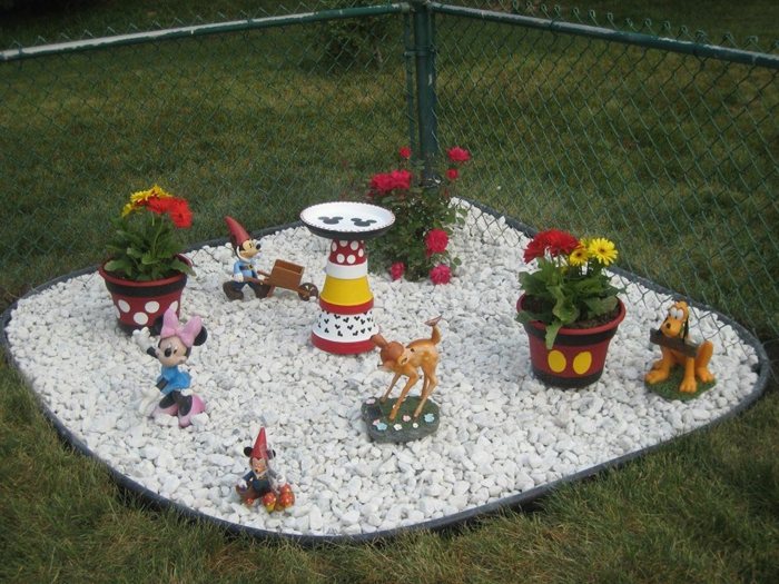 decoracion de jardines con piedras, figuras de Disney, Minnie mouse, Bambie, Mickey mouse y Pluto