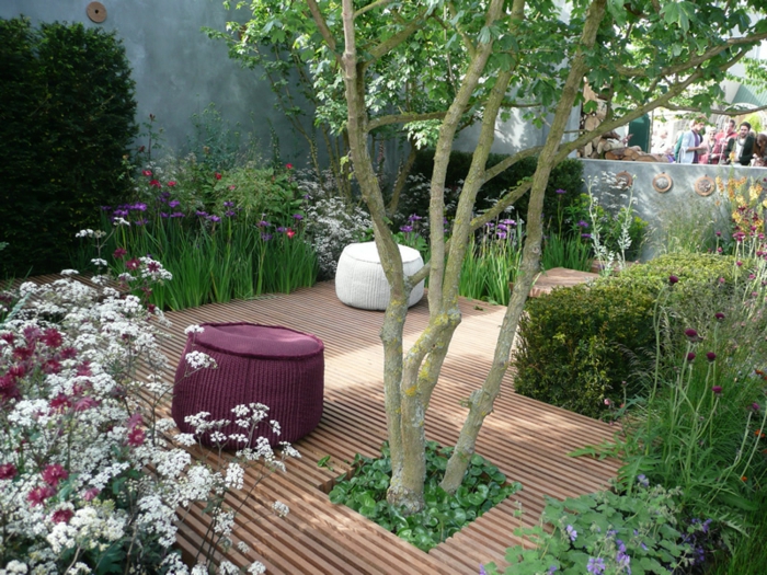 jardines bonitos con suelo de madera, flores, arbustos ornamentales y árboles, ideas de decoración espacios exteriores pequeños 