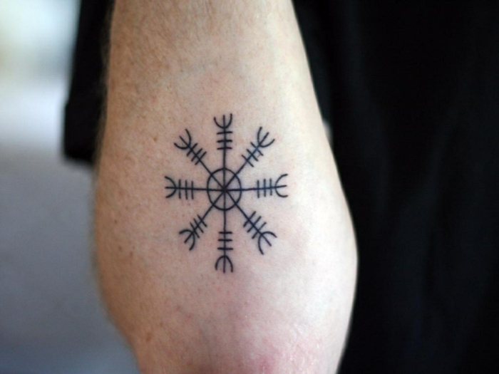 tatuajes simbólicos para hombres, ideas de tatuajes ornamentados maories, diseño original en el antebrazo, originales ideas de tatuajes con gran significado