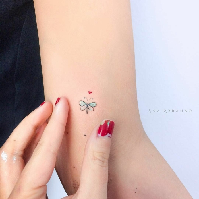 diseño minimalista, pequeño tatuaje en el brazo, tatuajes minimalsitas para mujeres, tatuajes de amigas