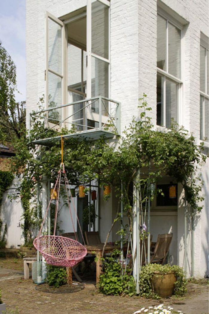 ingeniosa idea de decoración, silla colgante atada en en terraza, jardín pequeño y acogedor