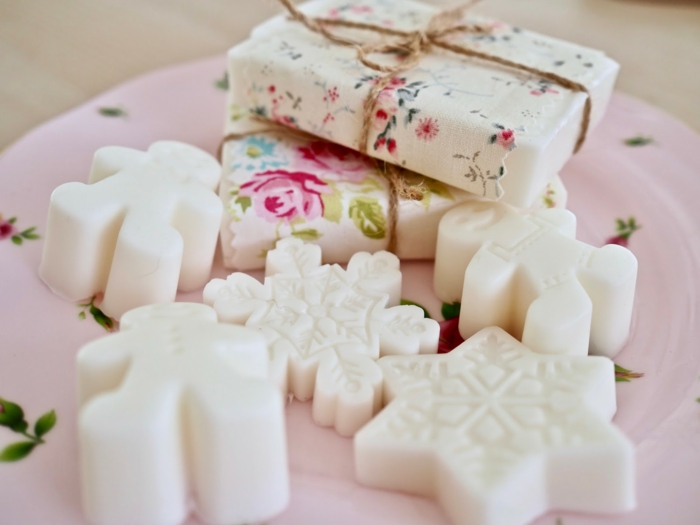 recetas sobre como hacer jabon con aceite natural, pequeños detalles navideños para regalar hechos de jabón