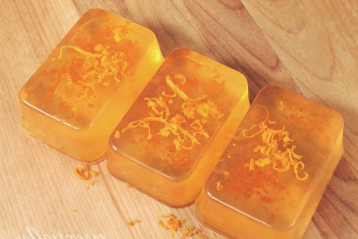 jabones naturales aromáticos, jabones hechos con aceite esencial de naranja y ralladura seca de naranja 