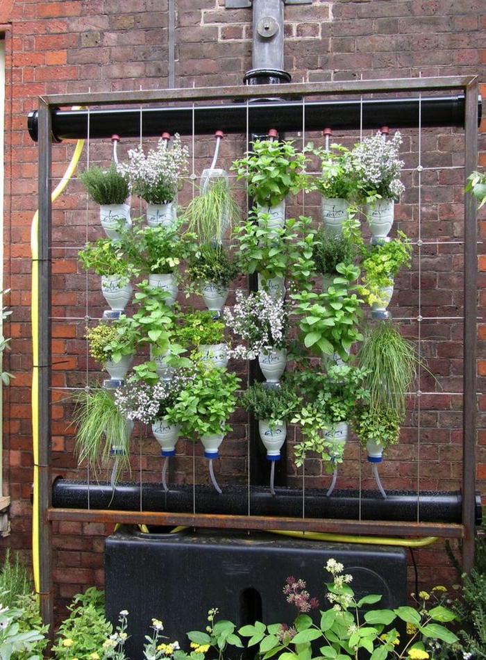 jardinera vertical DIY hecha de botellas de plástico, ideas originales de decoración jardines bonitos 