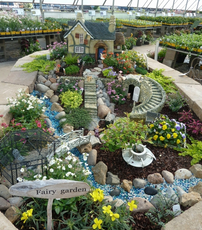 jardines bonitos pequeños, preciosa decoración jardín de hadas con piedras decorativas y flores 