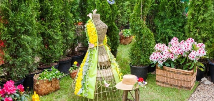 decoracion patios exteriores, manequí de mujer para vestidos vintage como decoración del jardín