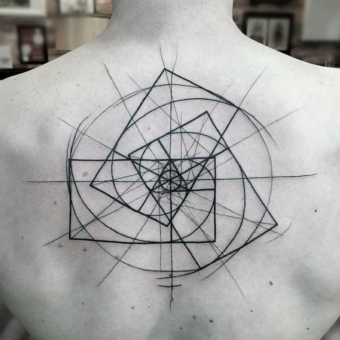 grande tatuaje en la espalda, diseño super original tinte negro, elementos geométricos originales 