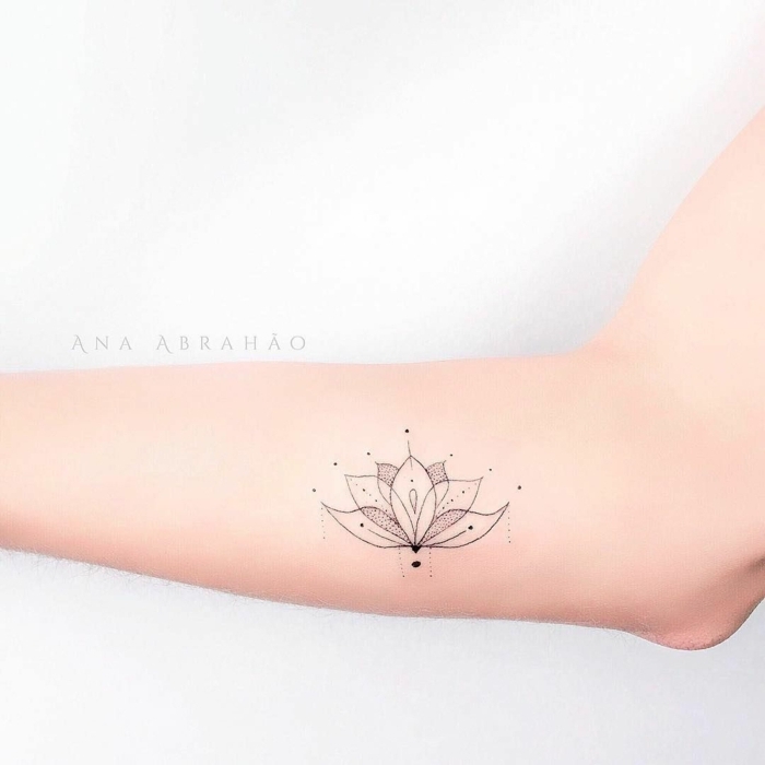 tatuajes femininos, diseño original y bonito, flor loto simbolo de fuerza y feminidad, ideas de tatuajes con mensaje