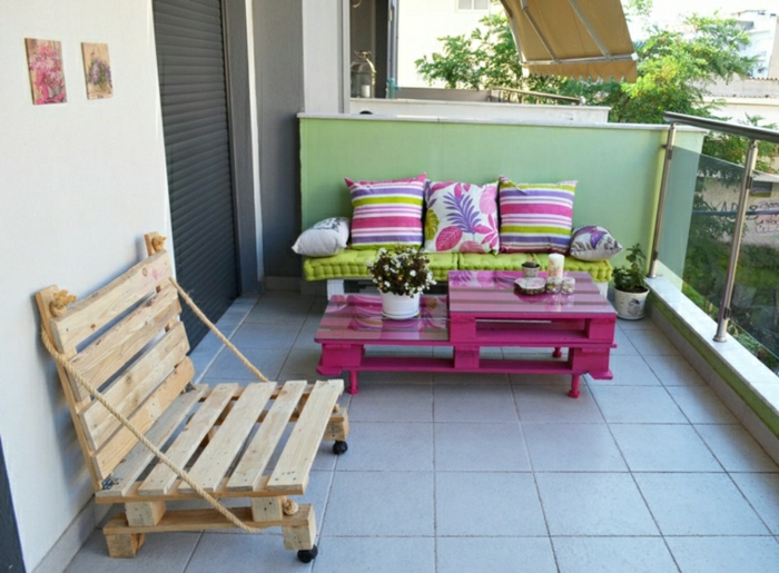 mesa ideal para la terraza de bajo coste hecha con palets y pintada de rosa fuscia de dos niveles